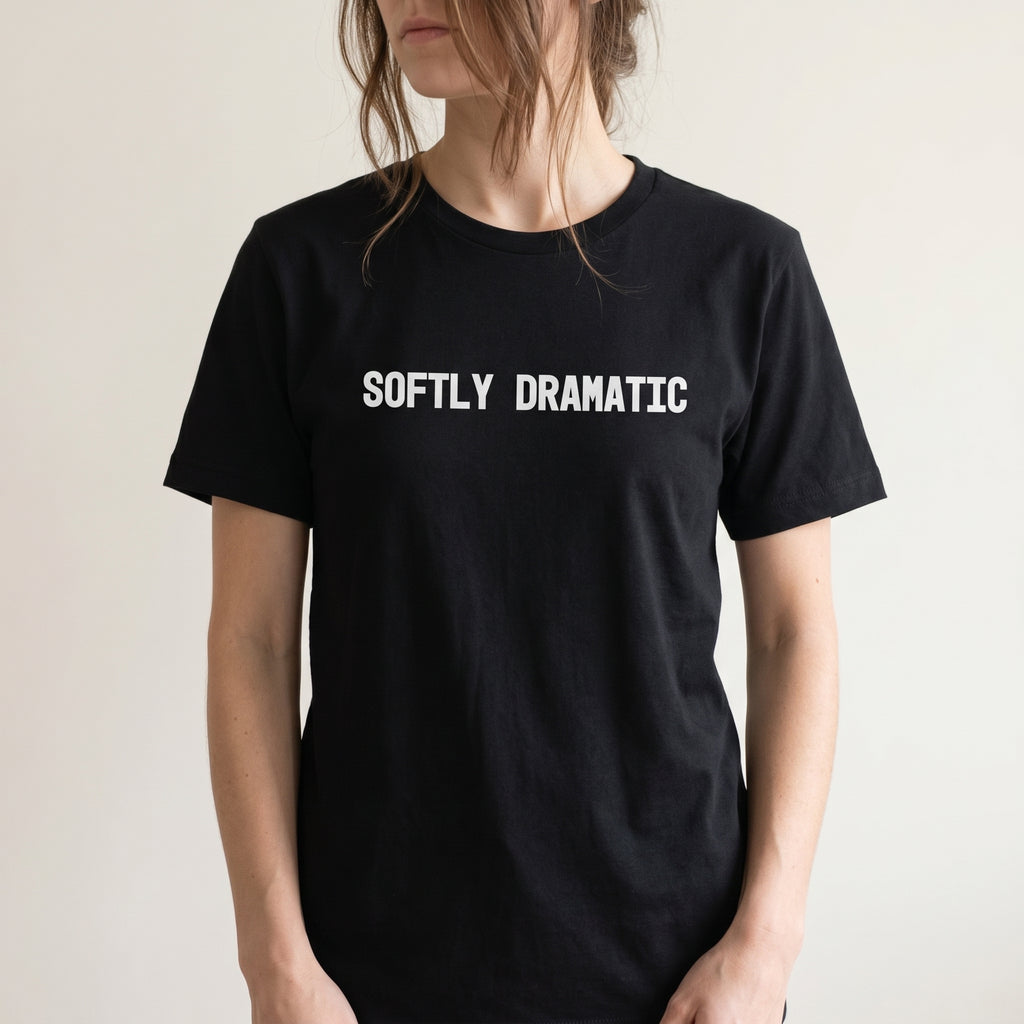 ソフトリードラマチック – ミニマリスト グラフィックTシャツ（ブラック）